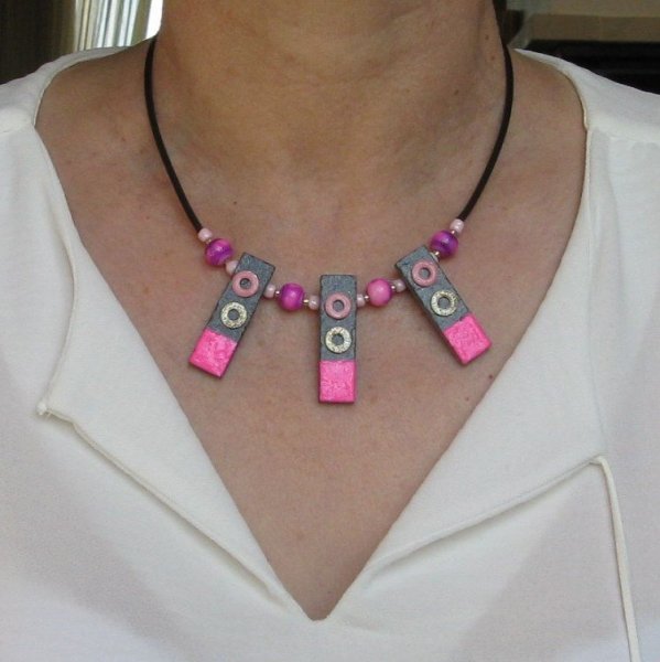 Collier plastron rose pâle, fuchsia et doré pour femme 