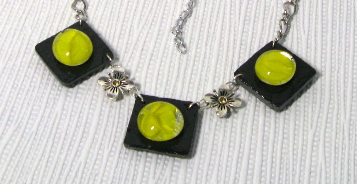 collier plastron cabochon jaune sur ardoise montage chaine argentée