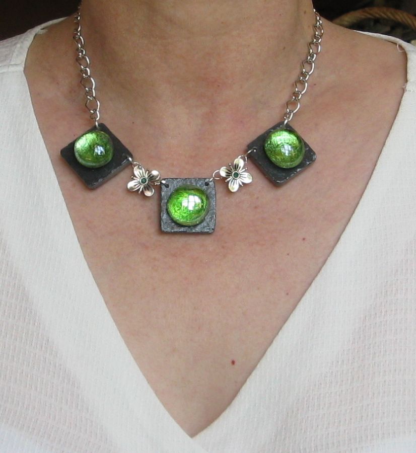 collier plastron cabochon vert sur ardoise montage chaine argentée