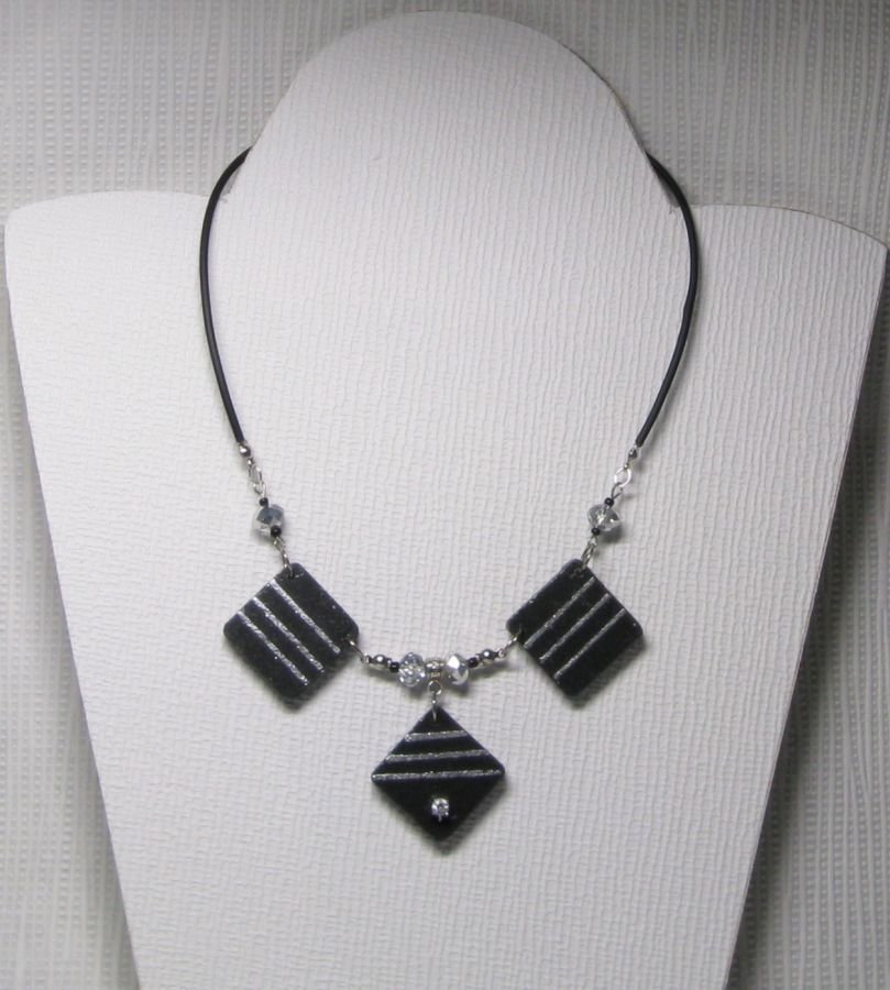 collier plastron pour soirée ardoise et argent