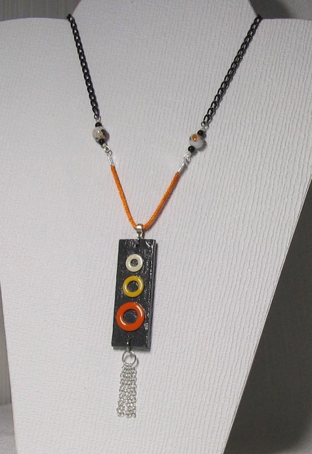 pendentif ardoise anneau métal émaillés sur cordon coton et chaine noire. pièce unique et fait main