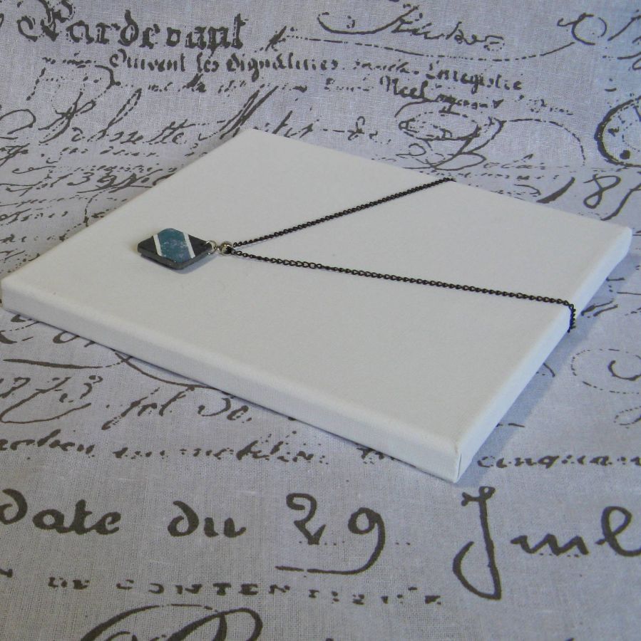 Pendentif en Ardoise Emaillée Bleu Pailleté, Blanc sur Chaine noire, Création Unique