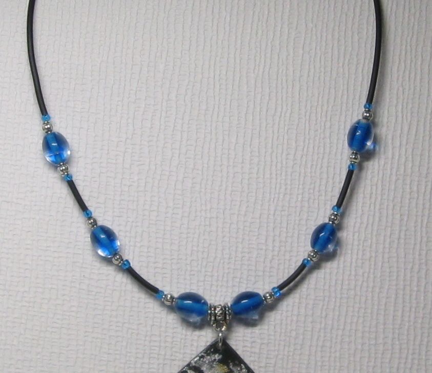 pendentif collier ardoise et cabochon bleu sur pvc noir