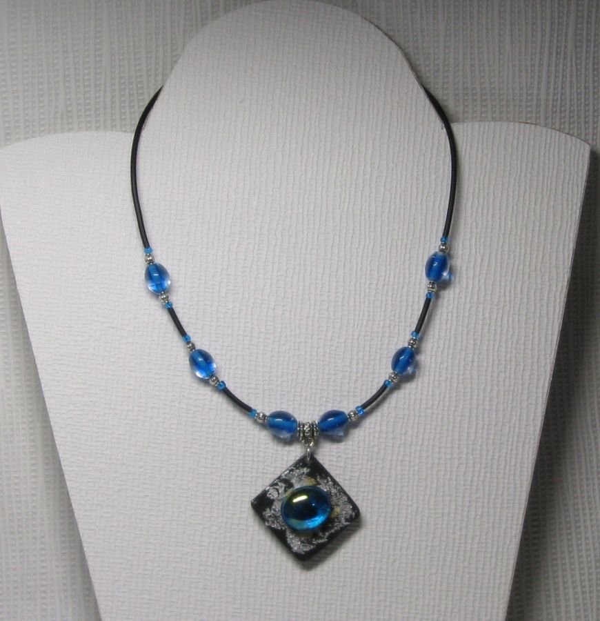 pendentif collier ardoise et cabochon bleu sur pvc noir