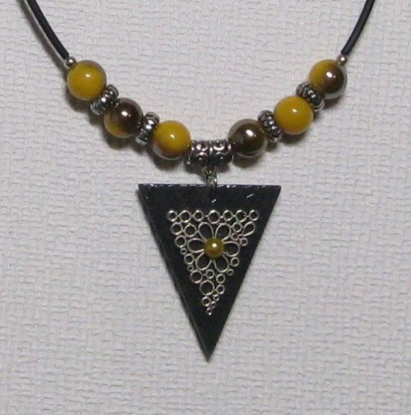 Pendentif collier triangulaire perles jaune moutarde sur cordon silicone noir