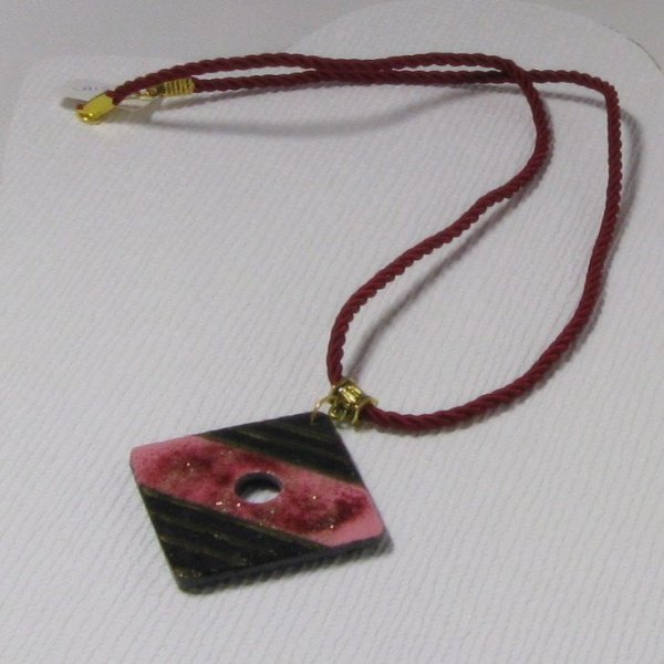 Gros pendentif femme rose et or sur cordon rouge bordeaux, création fait main