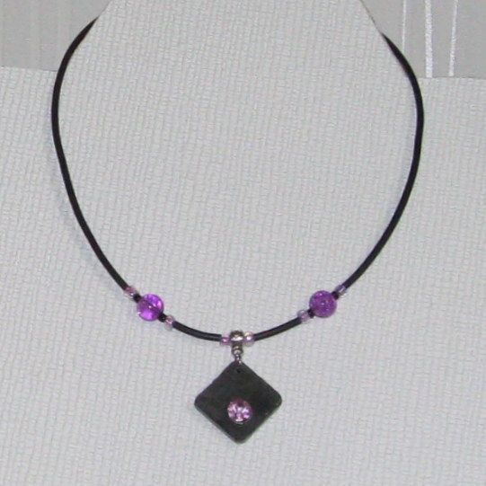 Collier Ras du Cou pour Femme en Ardoise et Strass Violet monté sur un Cordon de Silicone, Bijou Créateur