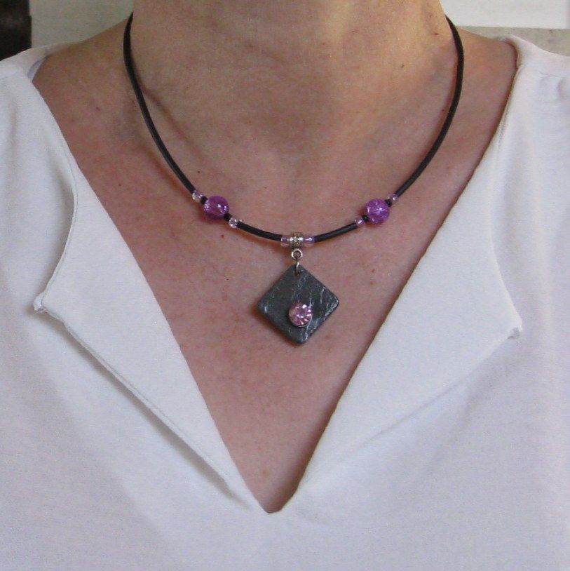 Collier Ras du Cou pour Femme en Ardoise et Strass Violet monté sur un Cordon de Silicone, Bijou Créateur