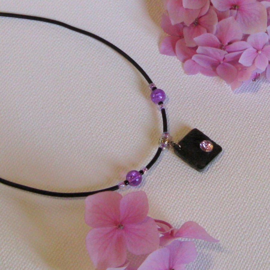 Collier Ras du Cou pour Femme en Ardoise et Strass Violet monté sur un Cordon de Silicone, Bijou Créateur