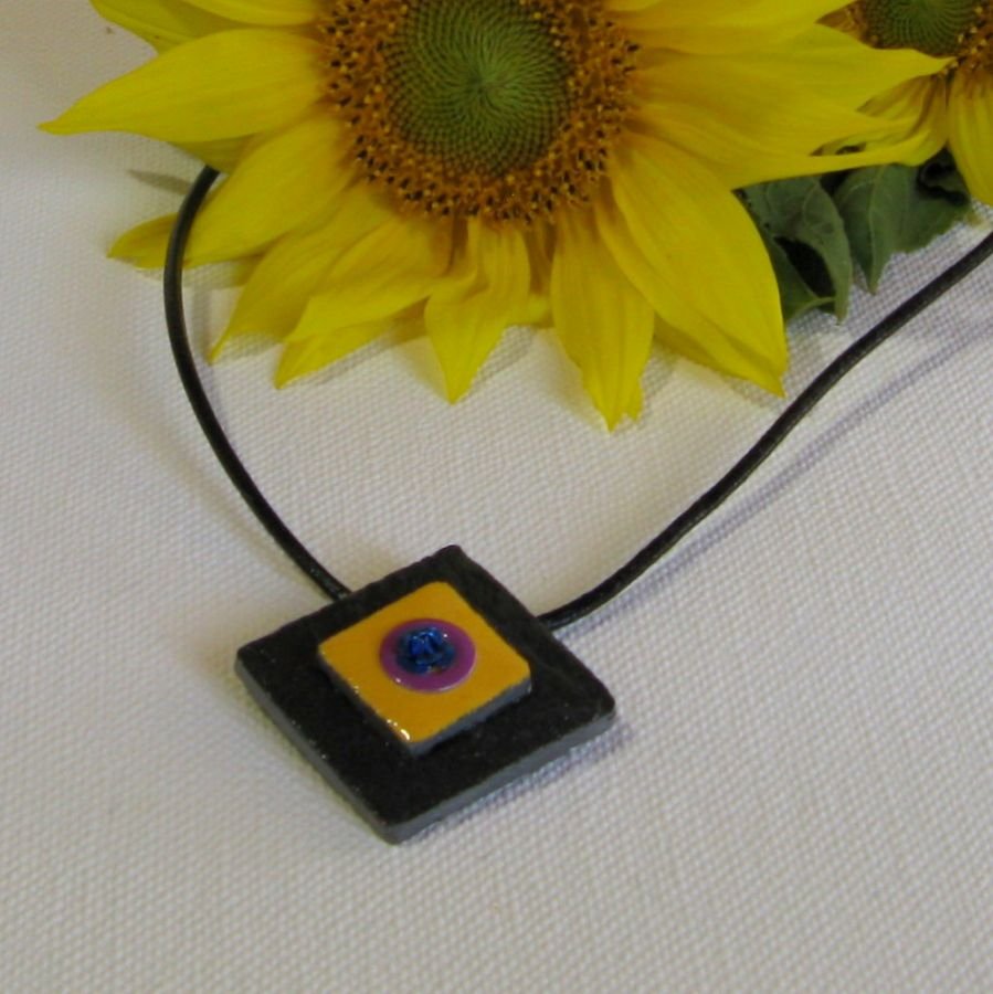 Pendentif  Femme en Ardoise Emaillée Jaune et Violet monté sur Cordon Cuir Noir, Création Artisanale