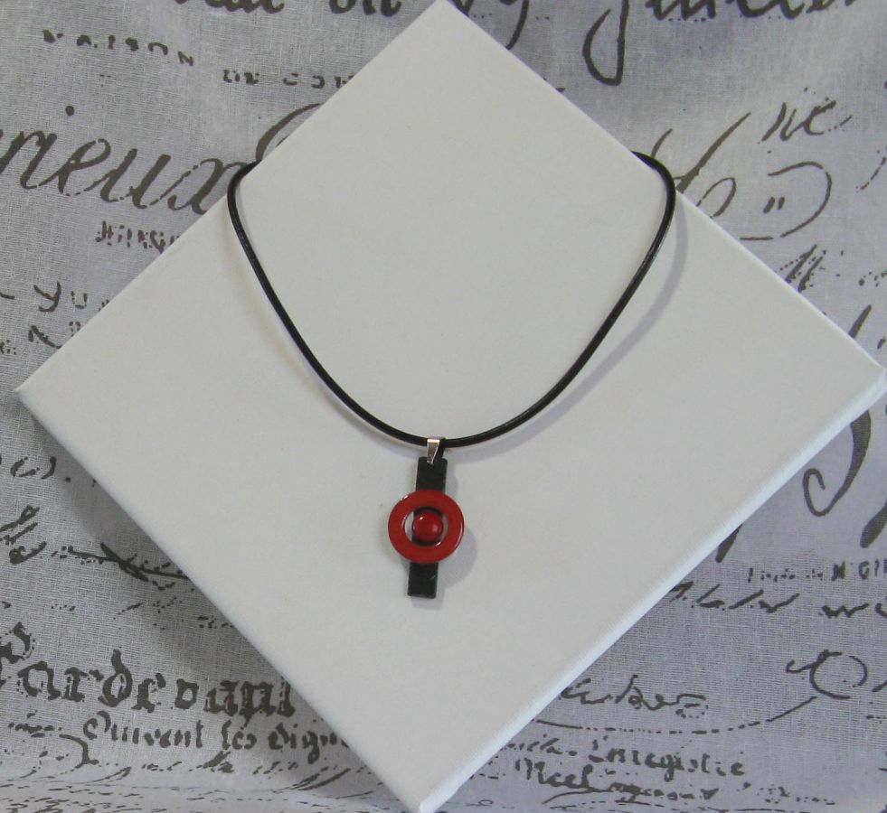 Pendentif Moderne Rouge en Ardoise Monté sur Cordon Cuir Noir, Création Unique