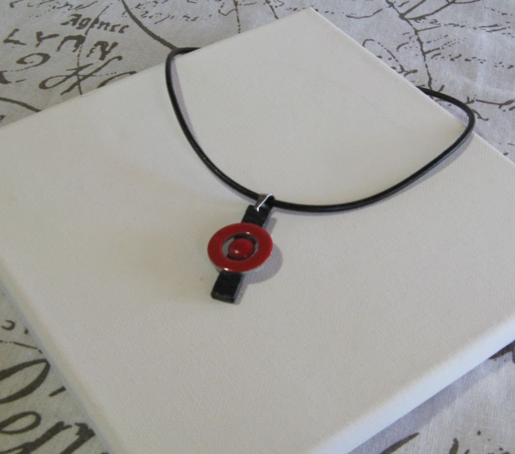 Pendentif Moderne Rouge en Ardoise Monté sur Cordon Cuir Noir, Création Unique