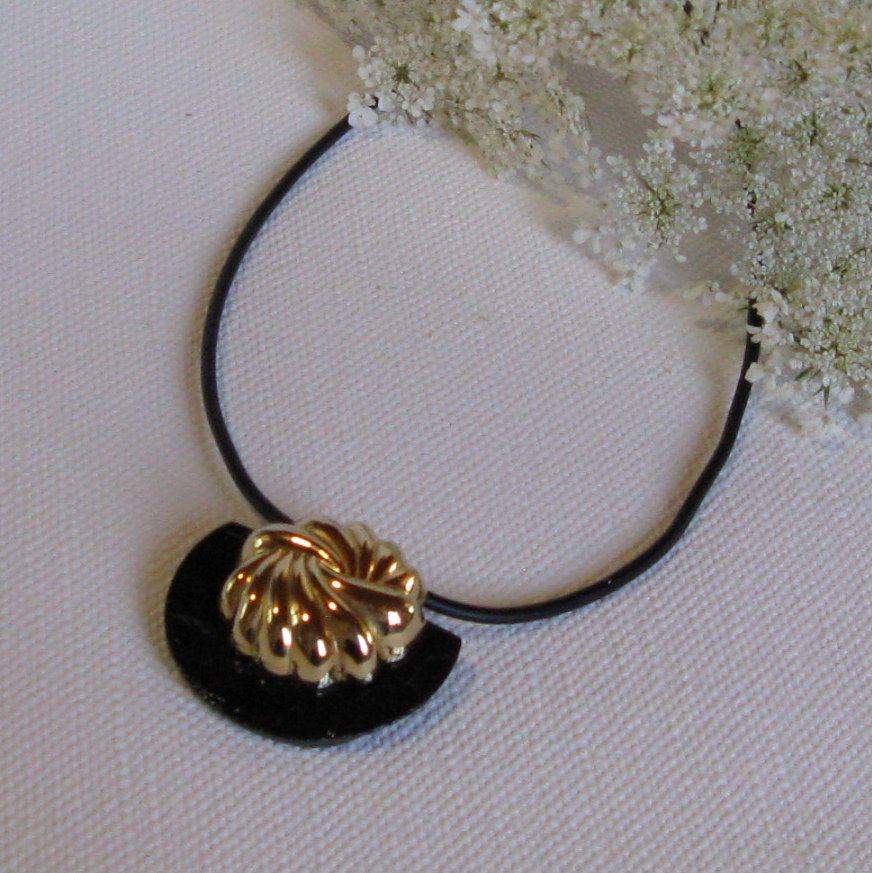 Pendentif pour Femme en Ardoise et cabochon Doré monté sur un cordon de Silicone Noir, création unique