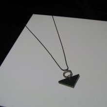 Pendentif pour Femme et Ado en Ardoise et métal Argent monté sur un cordon Noir, Création Unique