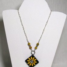 collier pendentif fleur émaillée jaune sur chaine fantaisie argentée