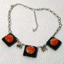 collier plastron cabochon orange sur ardoise montage chaine argentée