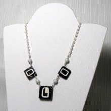 collier plastron femme émaillé blanc sur ardoise monté sur chaine blanche fait main pièce unique