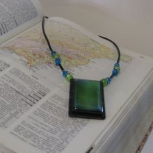 Collier Vert et Bleu pour Femme en Ardoise et Résine sur Cordon de silicone Noir, création artisanale