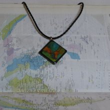 Pendentif Femme en Ardoise et Résine sur Cordon de Cuir Tressé, Création Unique