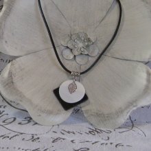 Collier Pendentif Feuille en Acier Inoxydable sur Perle Nacrée et Ardoise, Création Unique