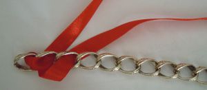 Braiding a chain with a ribbon