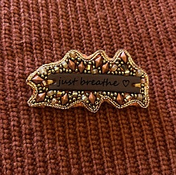 broche en perles brodées à message