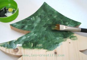 painting the large wooden tree