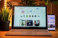manage a store's social networks
