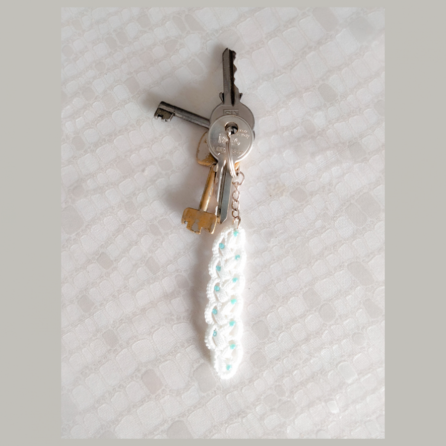 White key ring - turquoise beads