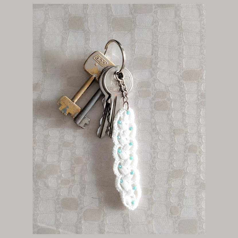 White key ring - turquoise beads