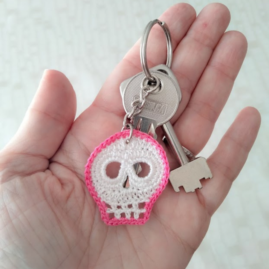 Skull and crossbones" key ring White and pink