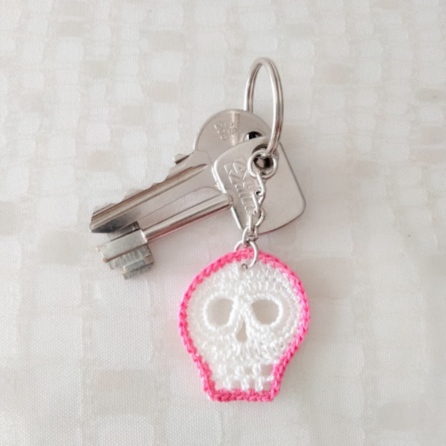 Skull and crossbones" key ring White and pink