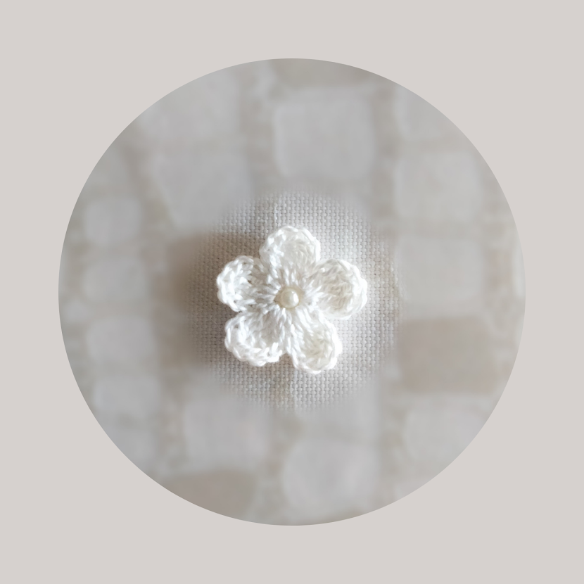 Souad - White applied flower - central pearl