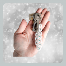 White key ring - turquoise beads