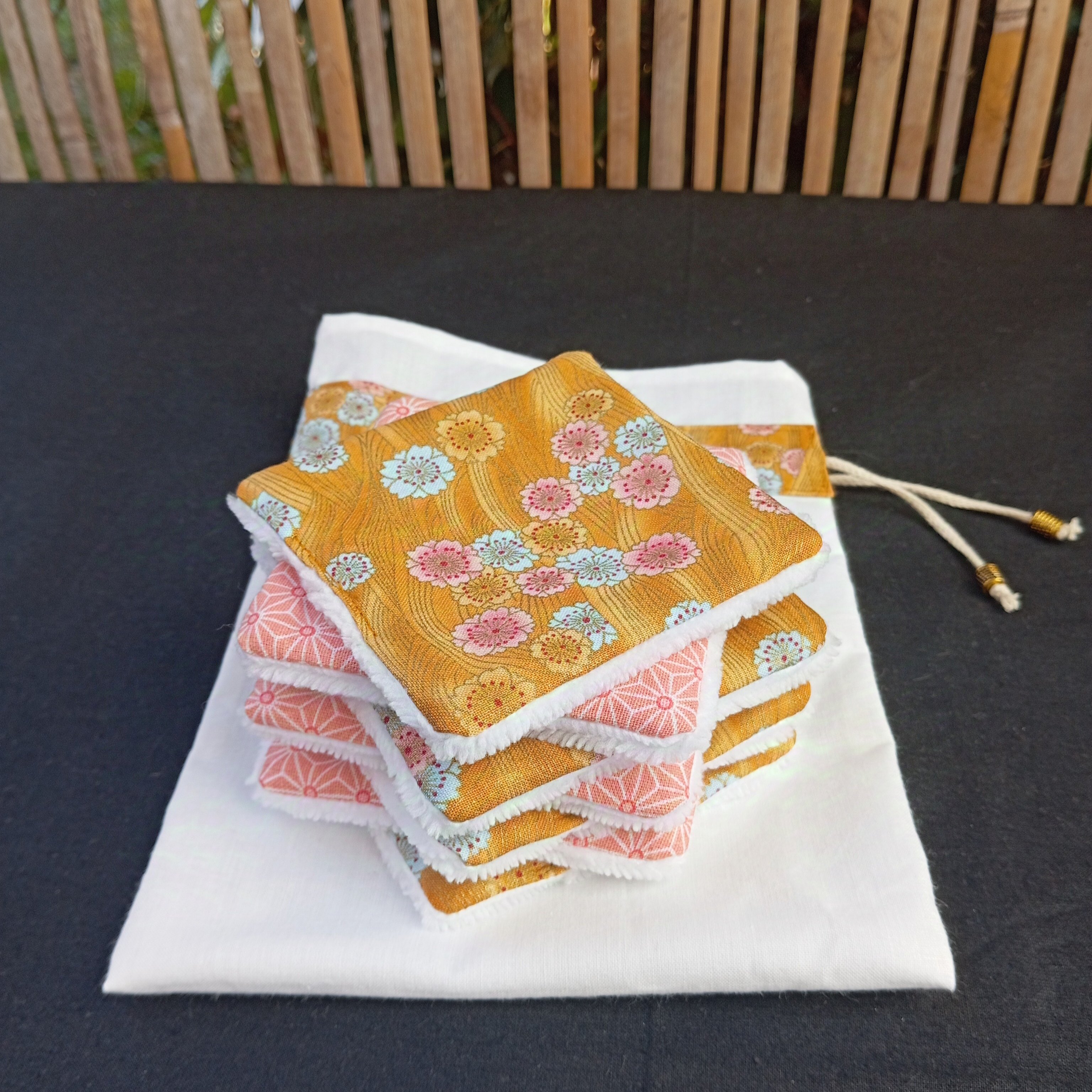 Lingettes d&eacute;maquillantes lavables en coton bambou et tissu coton imprim&eacute; avec sa pochette de rangement coordonn&eacute;e.