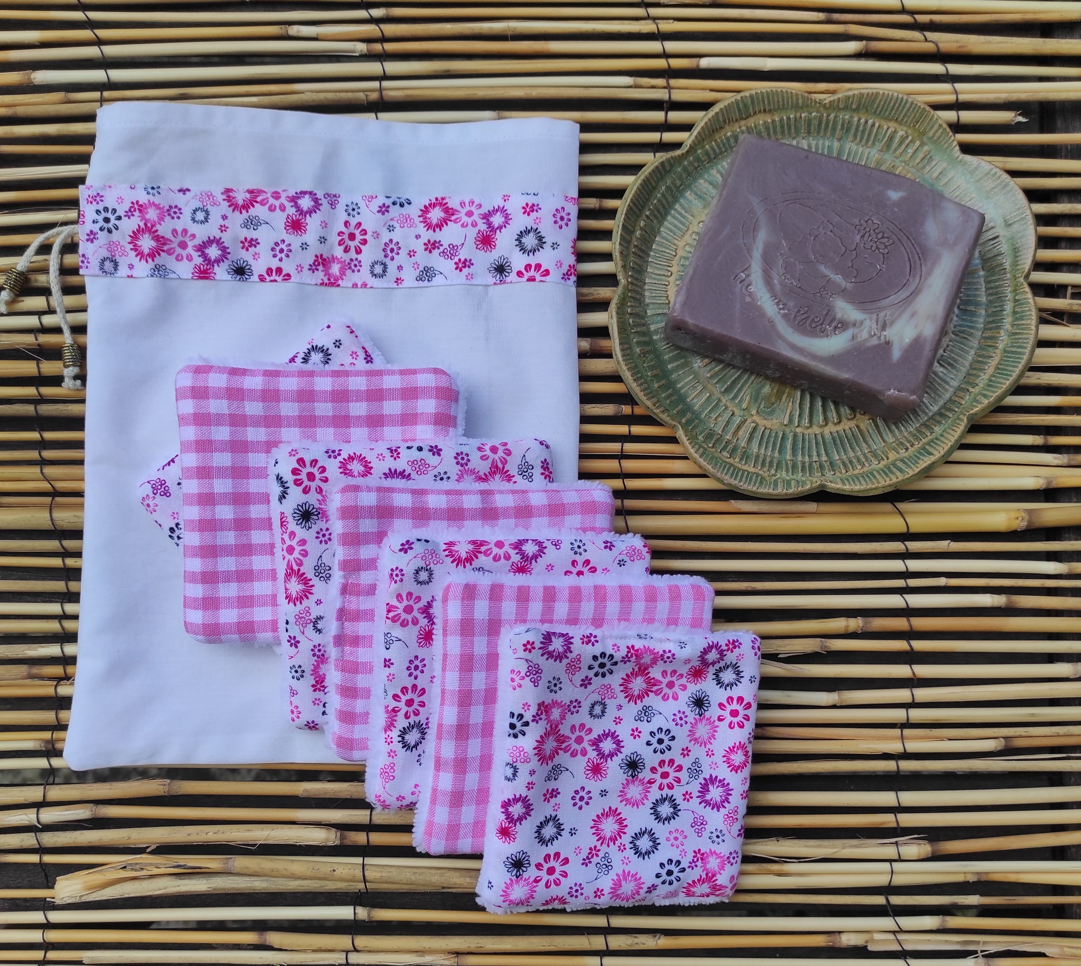 Lingettes démaquillantes lavables en coton bambou et tissu coton imprimé avec sa pochette de rangement coordonnée.