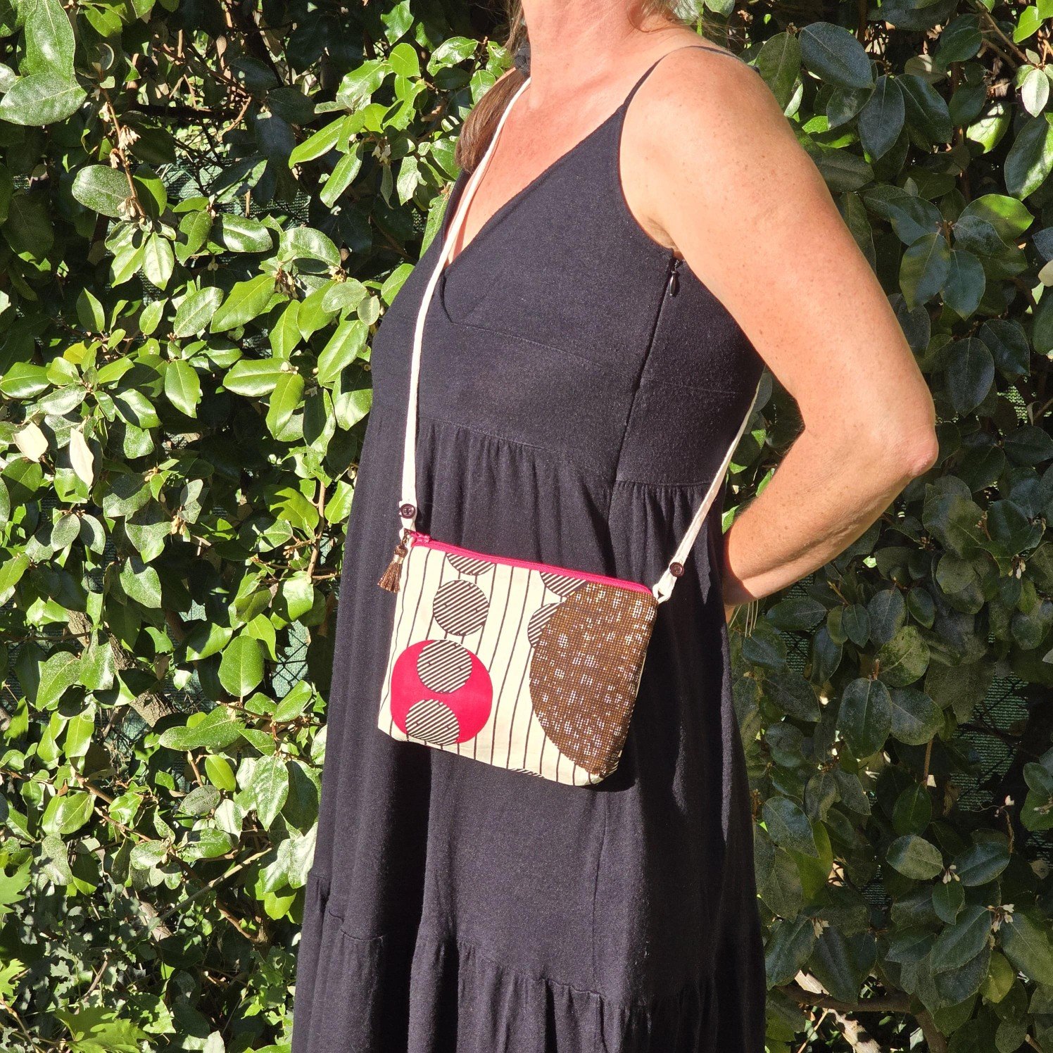 pochette avec pompon, en tissu coton wax (rose/marron/&eacute;cru)) et sa bandouli&egrave;re fine amovible