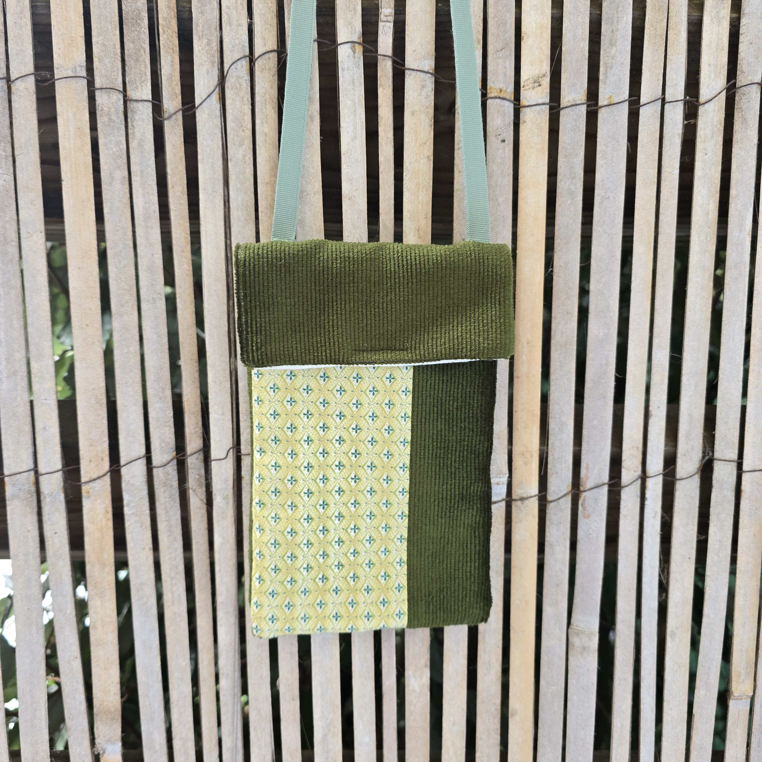 Pochette en tissu pour t&eacute;l&eacute;phone, avec bandouli&egrave;re