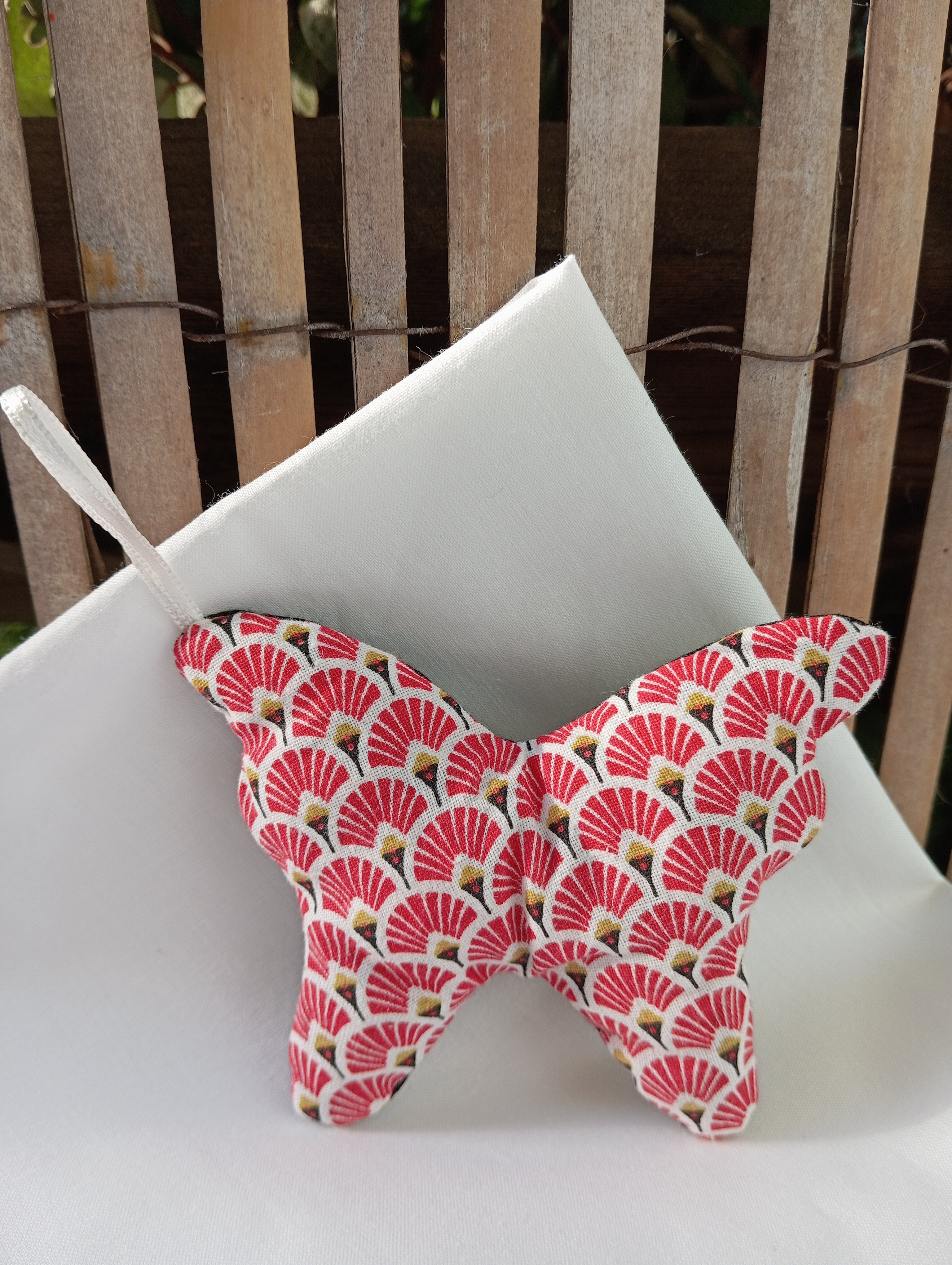 pochon garni de lavande bio en forme de papillon