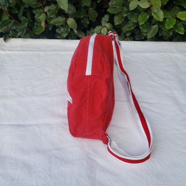 Sac banane r&eacute;invent&eacute;, design unique, en tissu velours fines c&ocirc;tes