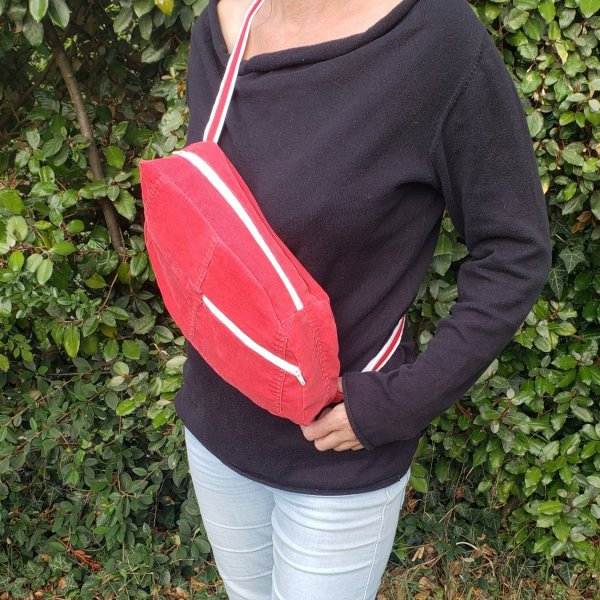 Sac banane r&eacute;invent&eacute;, design unique, en tissu velours fines c&ocirc;tes