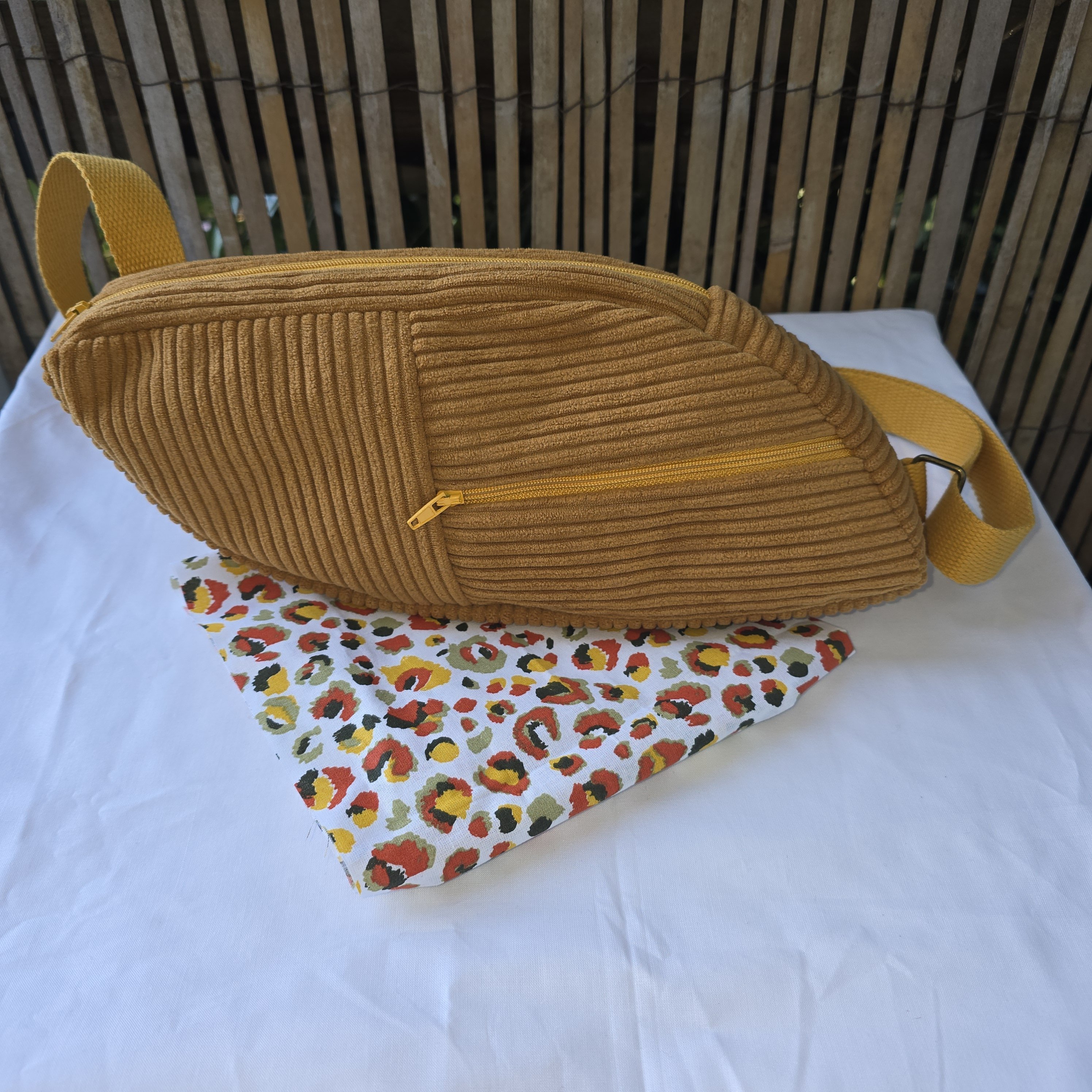 Sac banane r&eacute;invent&eacute; : design unique asym&eacute;trique.