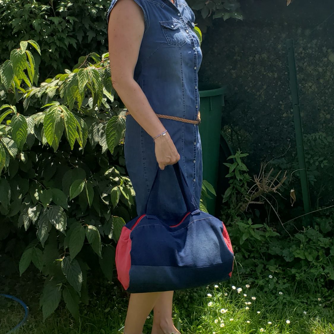 Sac bowling "Rouge Passion" en jean recyclé et velours, doublure jersey avec poche intérieure. Pièce unique, fait main