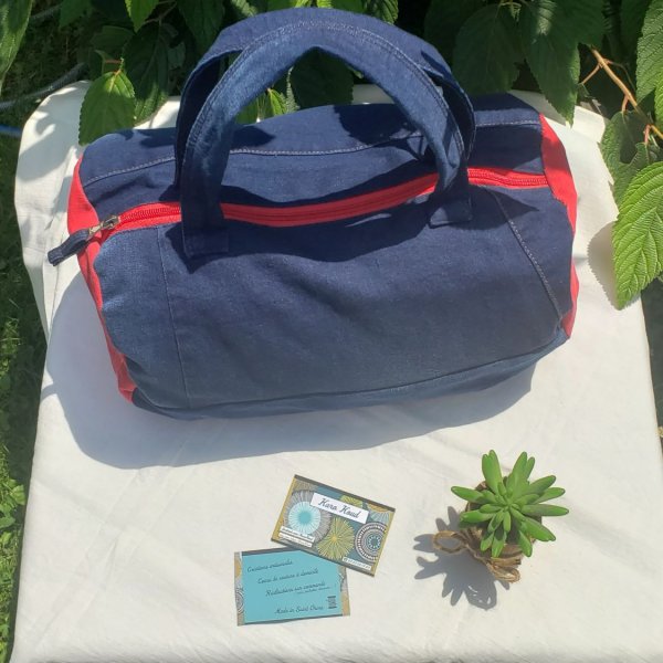 Sac bowling "Rouge Passion" en jean recycl&eacute; et velours, doublure jersey avec poche int&eacute;rieure. Pi&egrave;ce unique, fait main