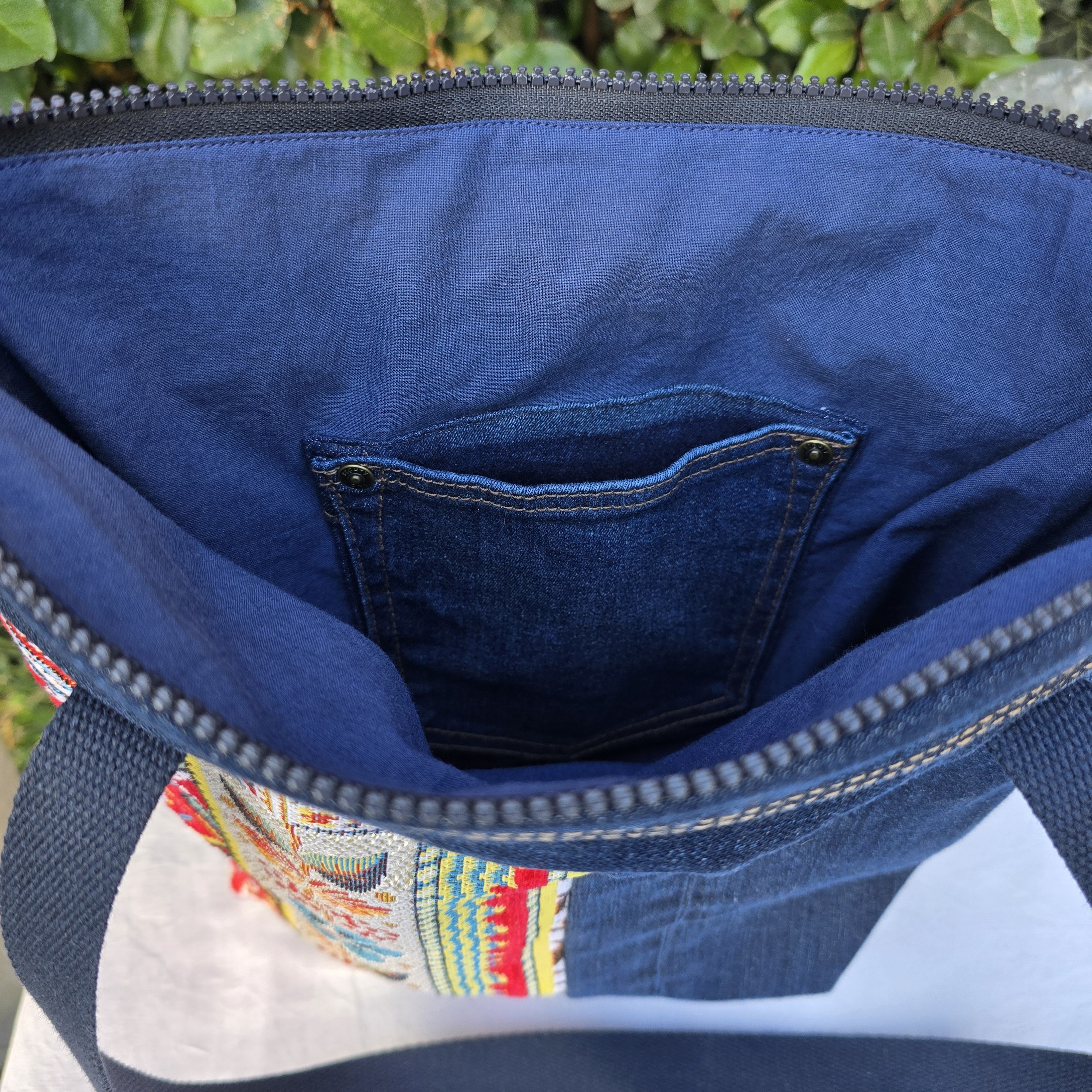 Sac à bandoulière en jean recyclé et tissu épais très coloré, avec empiècements.