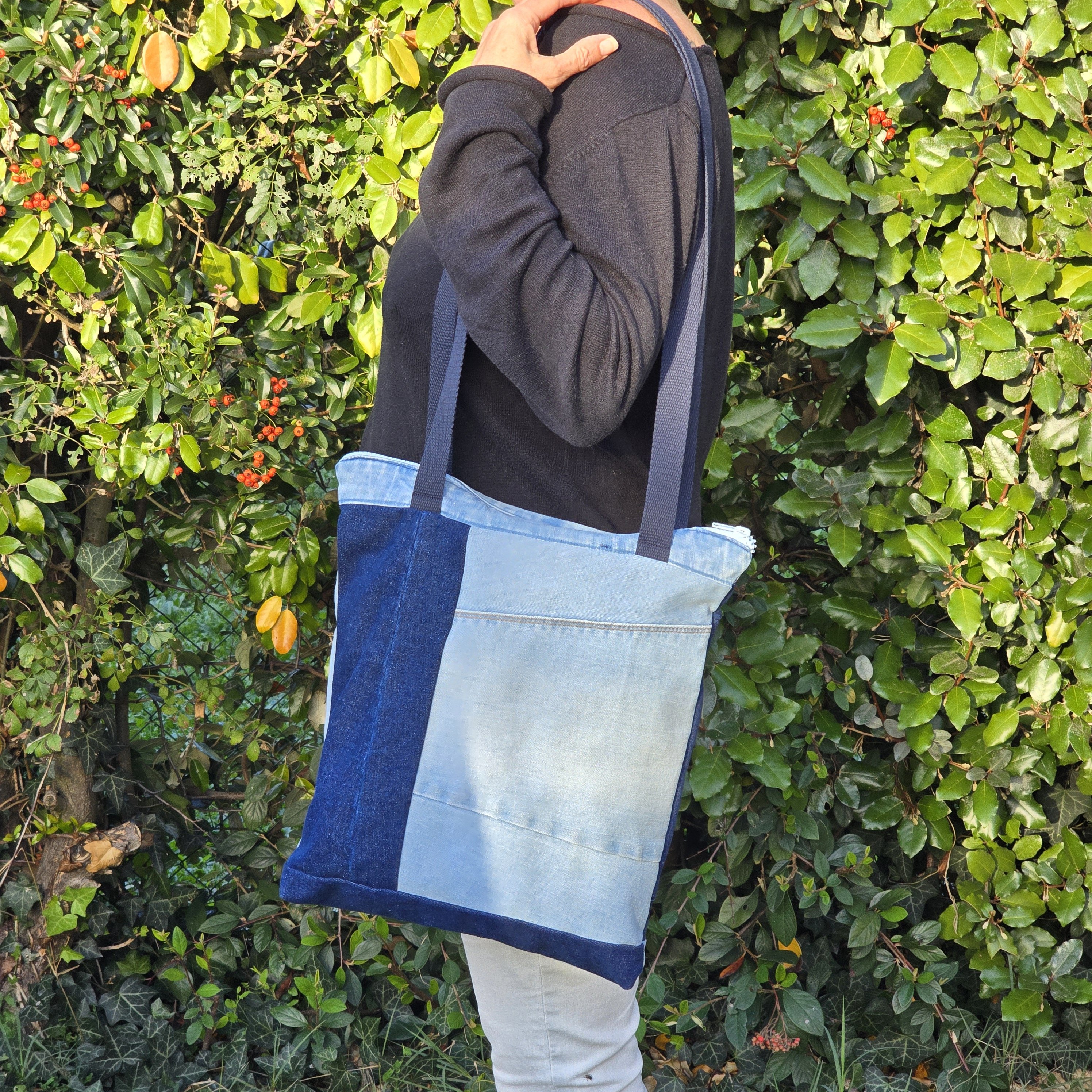 Sac à bandoulière en jean recyclé  avec empiècements bleu foncé et bleu clair