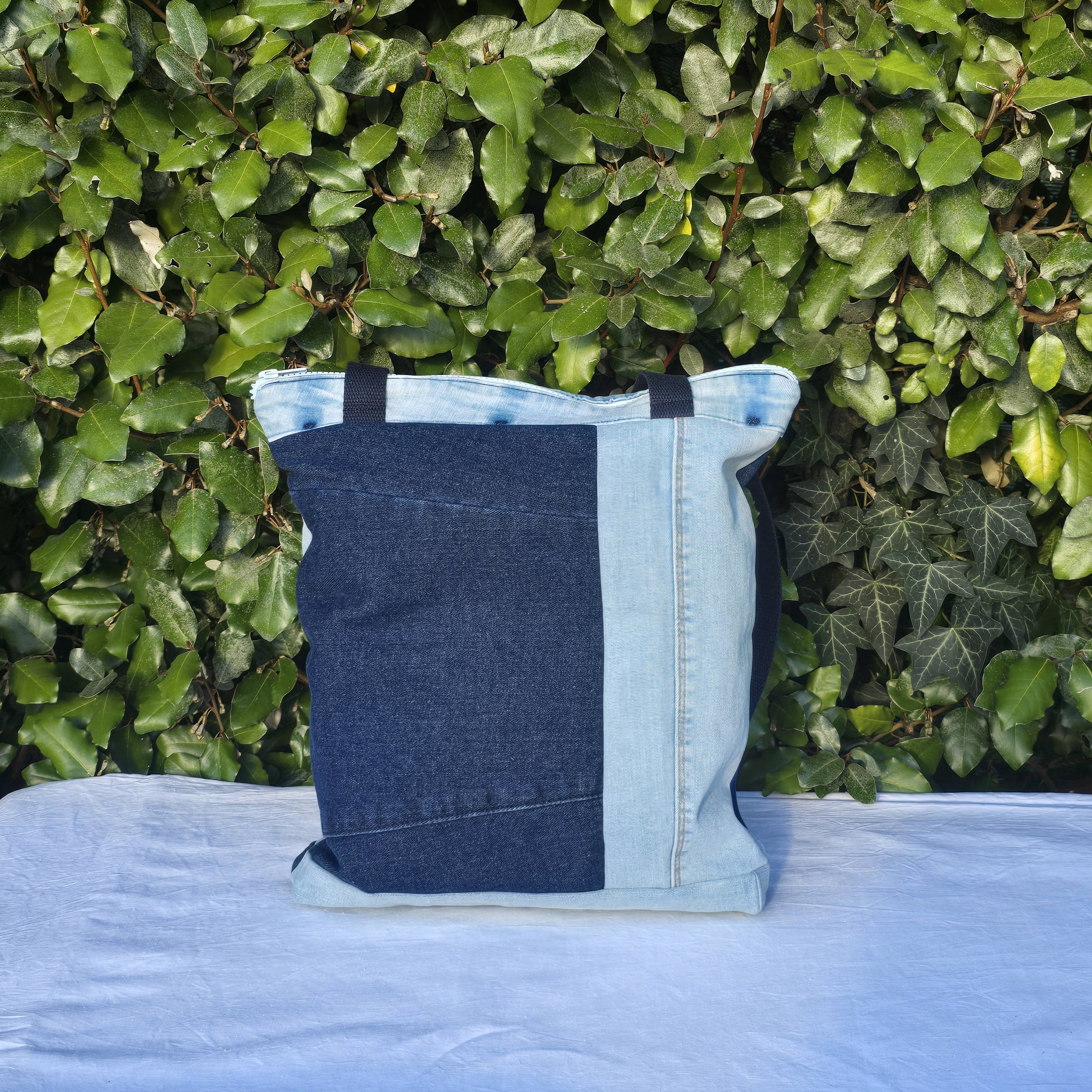 Sac &agrave; bandouli&egrave;re en jean recycl&eacute;  avec empi&egrave;cements bleu fonc&eacute; et bleu clair