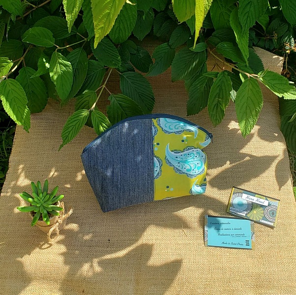 trousse de toilette en jean et coton imprim&eacute;