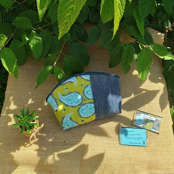 trousse de toilette en jean et coton imprim&eacute;