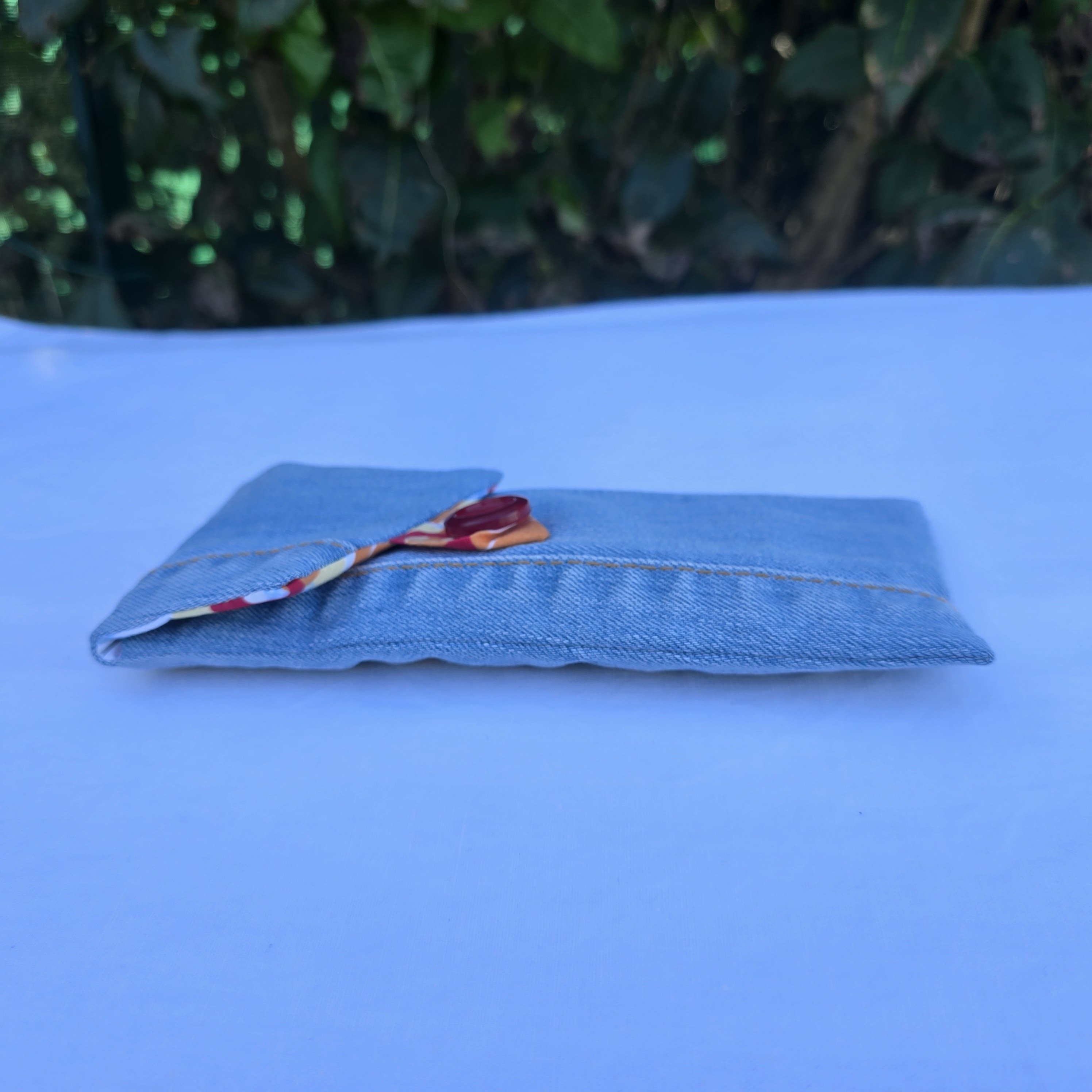 &Eacute;tui souple &agrave; lunettes ,en jean, doubl&eacute; de tissu coton imprim&eacute;. &Eacute;co-con&ccedil;u.